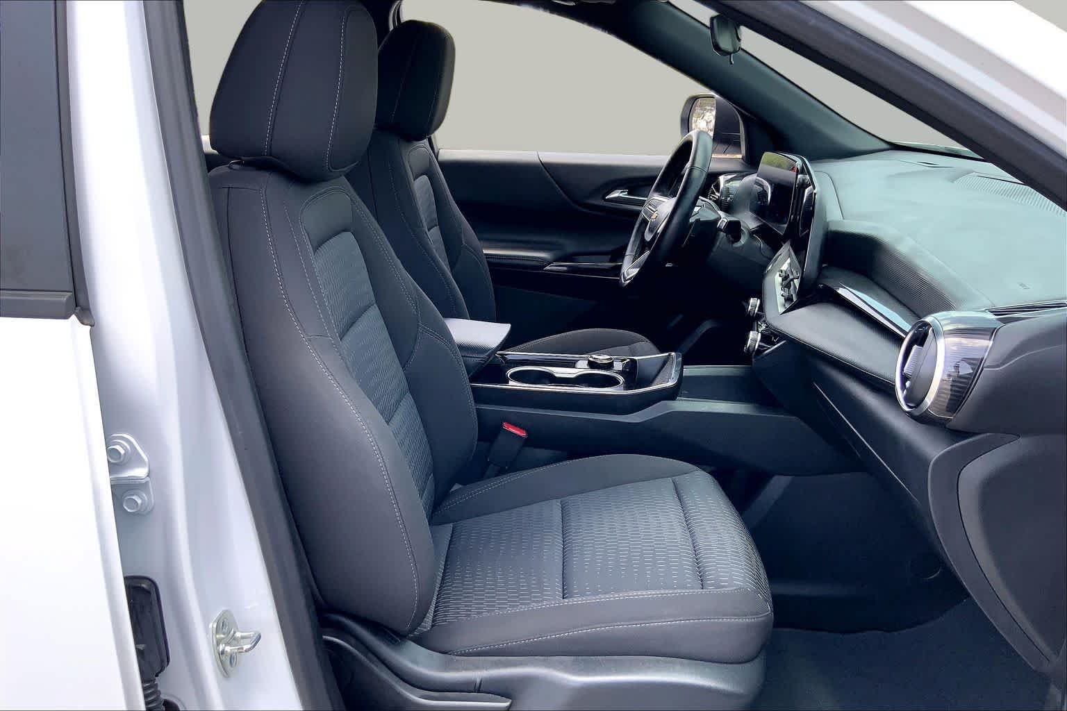 Used 2026 Summit White Chevrolet FWD LT image 9