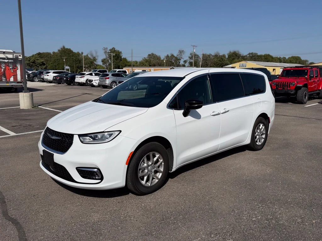 Used 2025 White Chrysler Select image 7