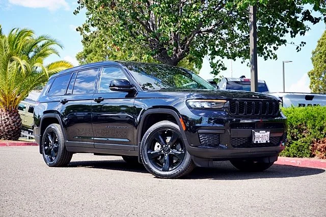 Used 2023 Black Jeep Altitude X image 1