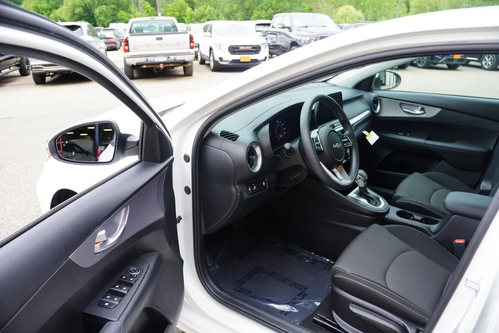 Used 2023 Snow White Pearl Kia LXS image 14