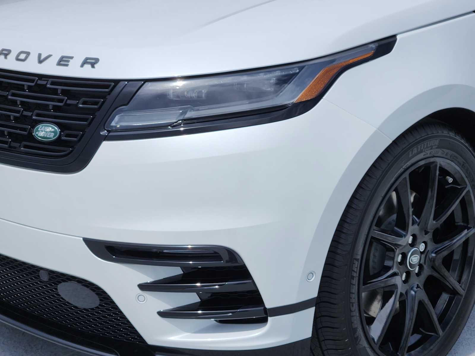 New 2026 Ostuni Pearl White LAND ROVER Belgravia Edition image 8
