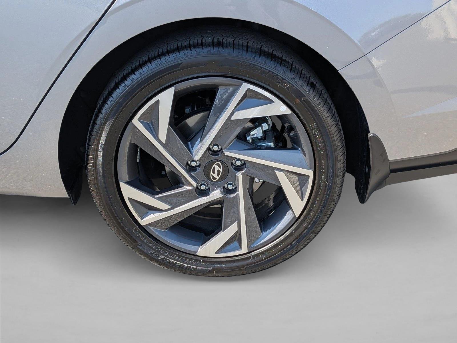 Used 2025 Fluid Metal Hyundai Limited image 22