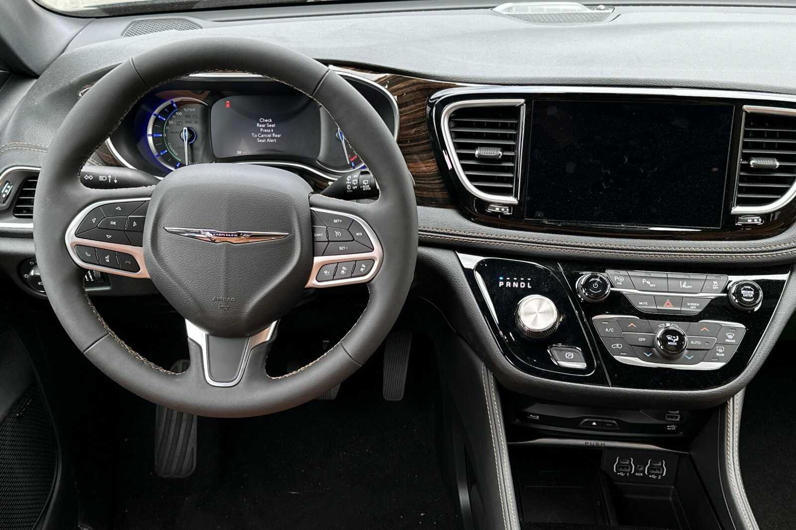 New 2023 Brilliant Black Crystal Pearl-Coat Exterior Paint Chrysler PINNACLE image 14