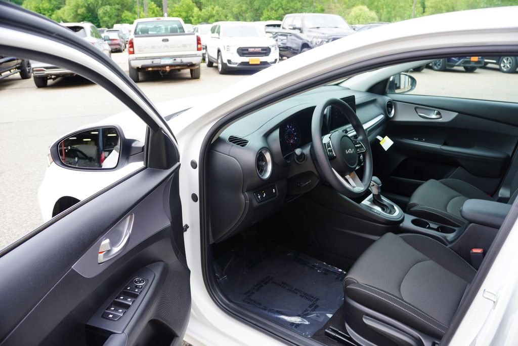Used 2023 Snow White Pearl Kia LXS image 14