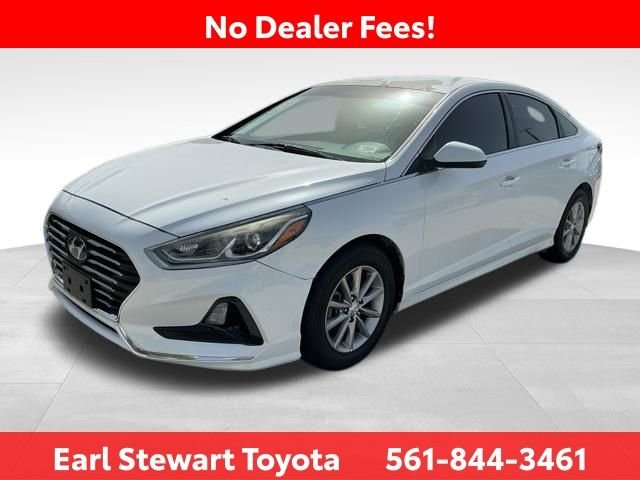 Used 2018 White Hyundai SE image 9