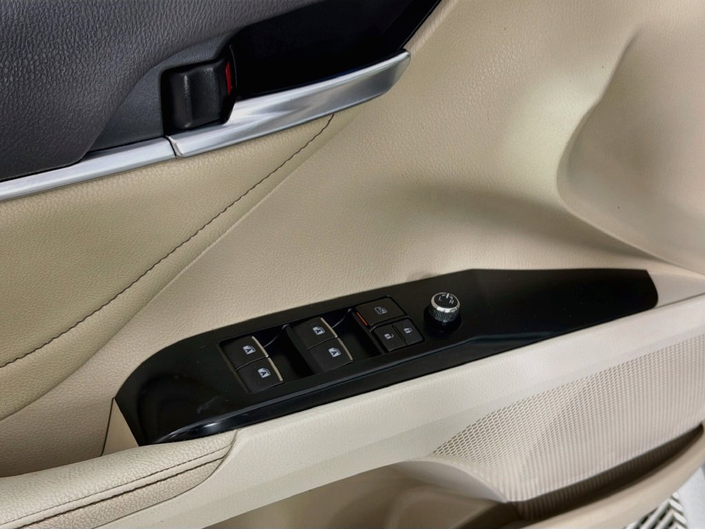 Used 2018 Beige Toyota XLE image 18