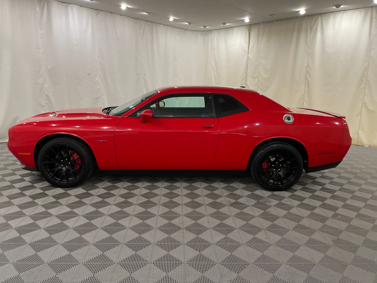 Used 2016 Torred Clearcoat Dodge R/T image 9