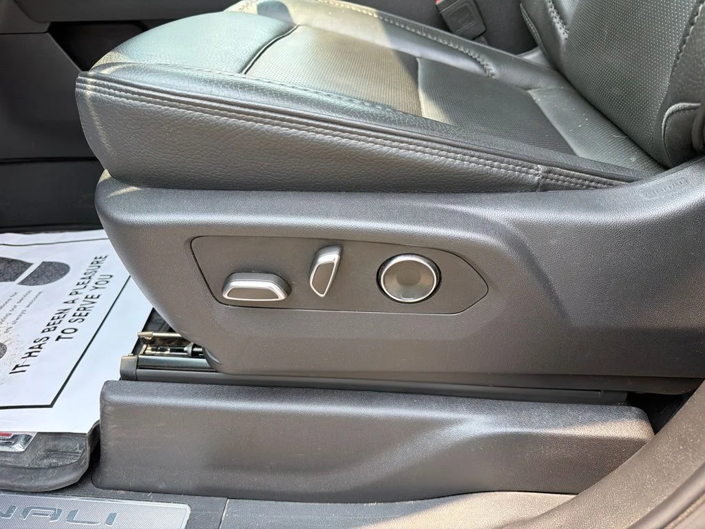 Used 2025 White GMC Denali image 13