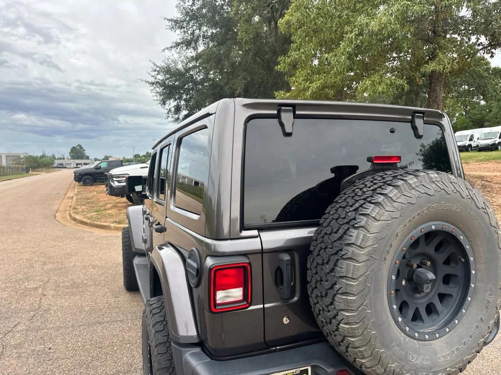 Used 2018 Gray Jeep Unlimited Sahara image 8