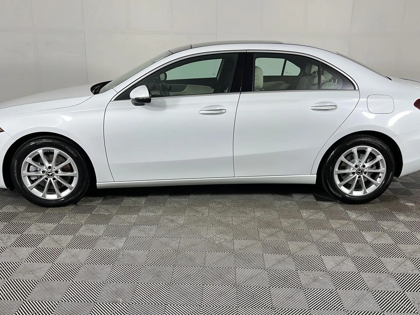 Used 2020 Digital White Pearl Metallic Mercedes-Benz A 220 image 25