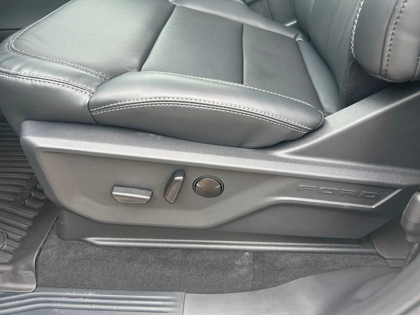 New 2027 Star White Metallic Tri-Coat Ford Platinum Max image 16