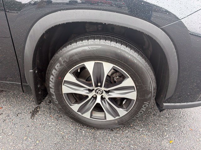 Used 2022 Midnight Black Metallic Toyota XLE image 2