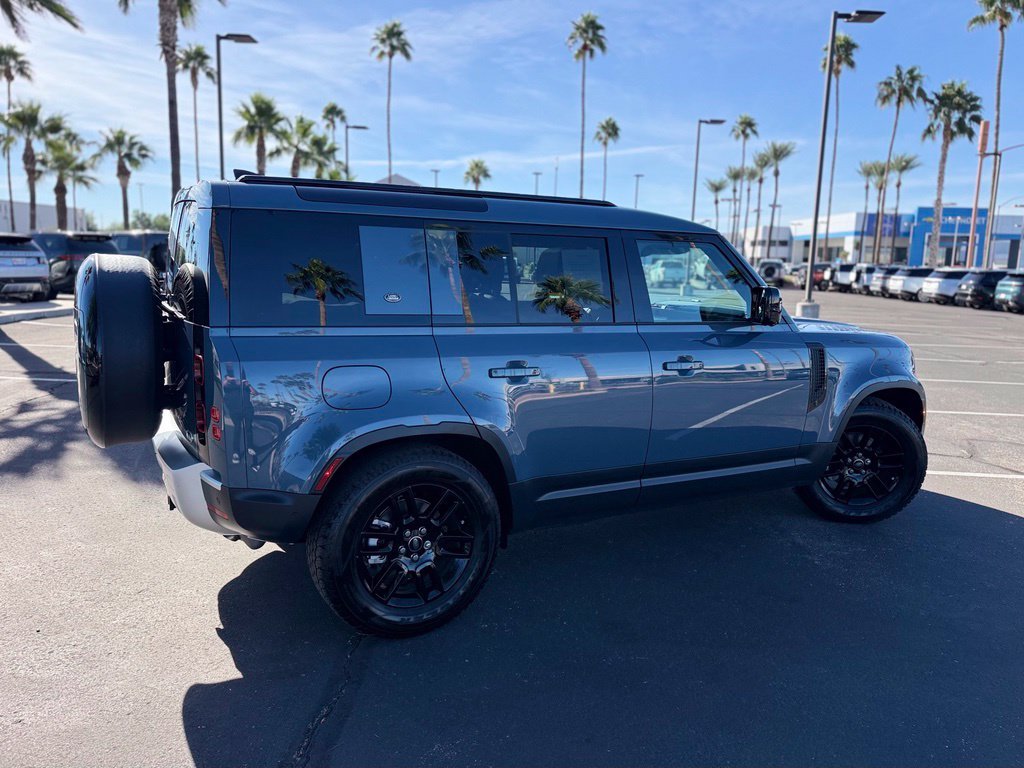 Used 2023 Tasman Blue Metallic Land Rover S image 3