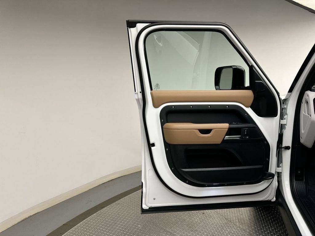 New 2026 Fuji White Land Rover X-Dynamic SE image 17