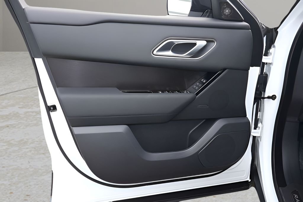 New 2026 Fuji White Land Rover Dynamic SE image 9