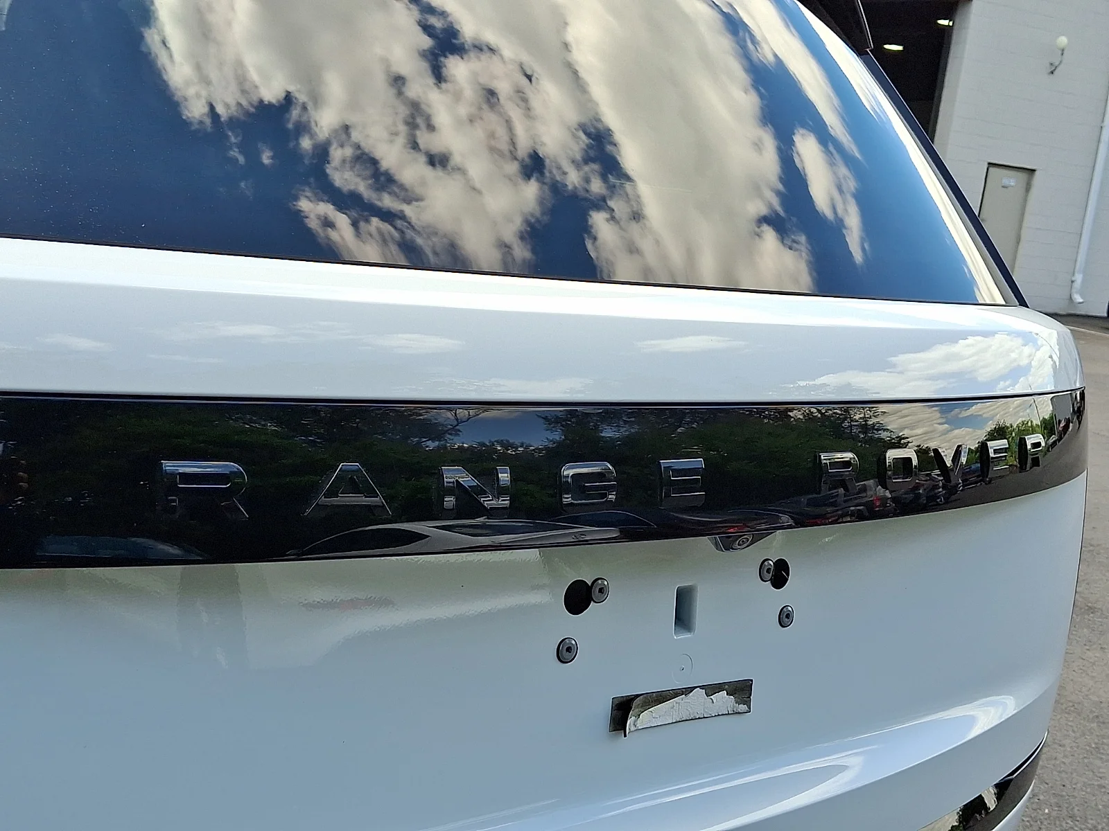 Certified Used 2023 Fuji White - 1AA Land Rover Autobiography image 30