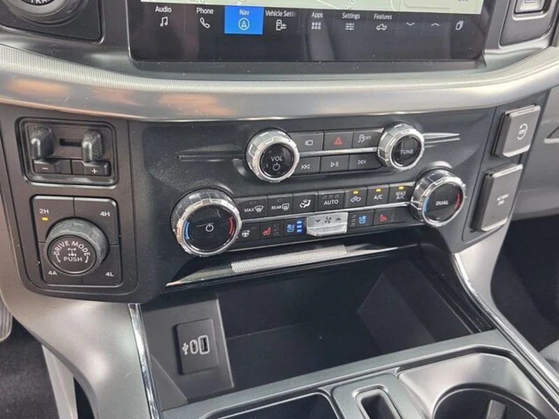 Used 2025 Agate Black Metallic Ford LARIAT image 21