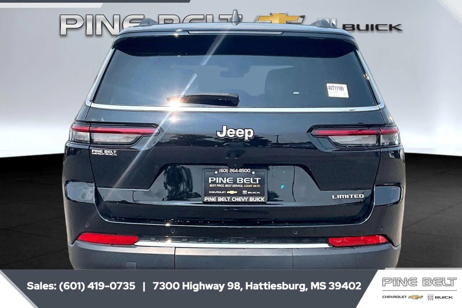 Used 2025 Diamond Black Crystal Pearlcoat Jeep Limited image 4