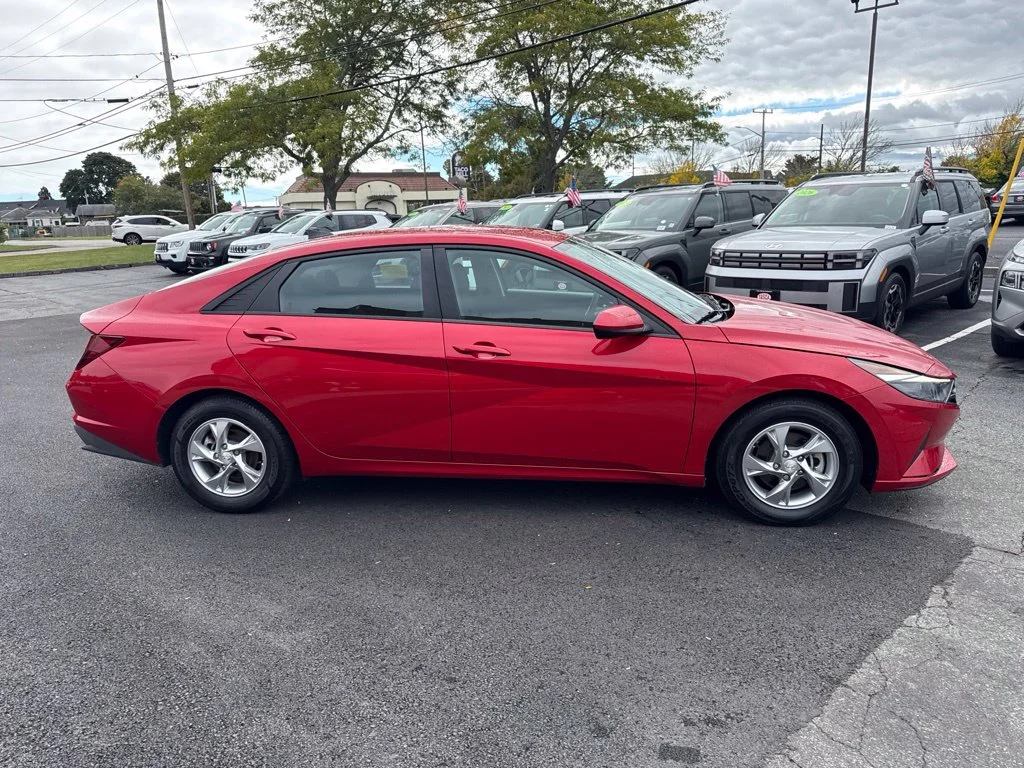 Used 2023 Red Hyundai SE image 4