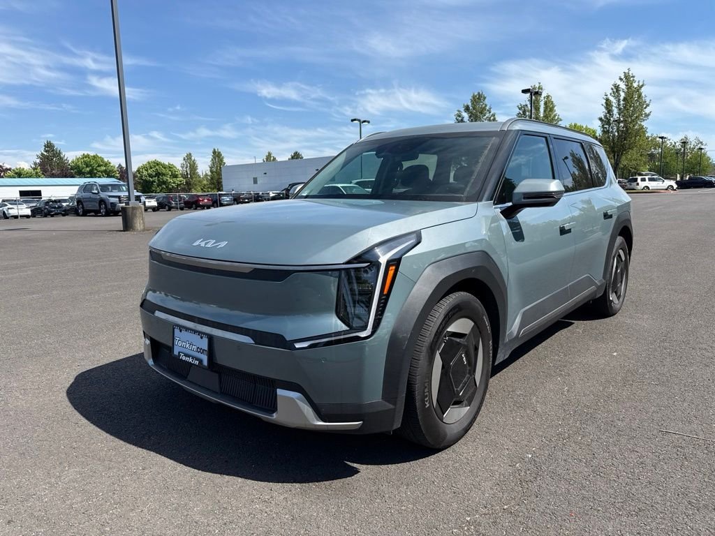 Used 2024 Iceberg Green Kia Wind image 2