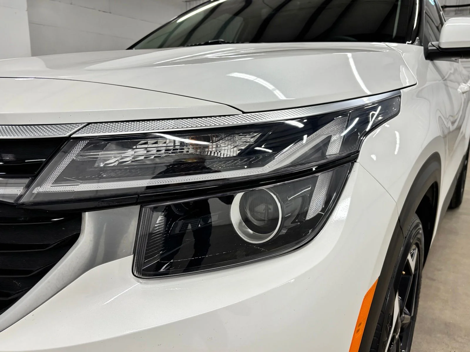 Used 2025 White Kia S image 8