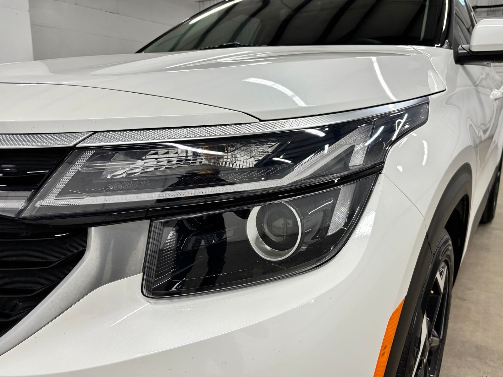 Used 2025 White Kia S image 8