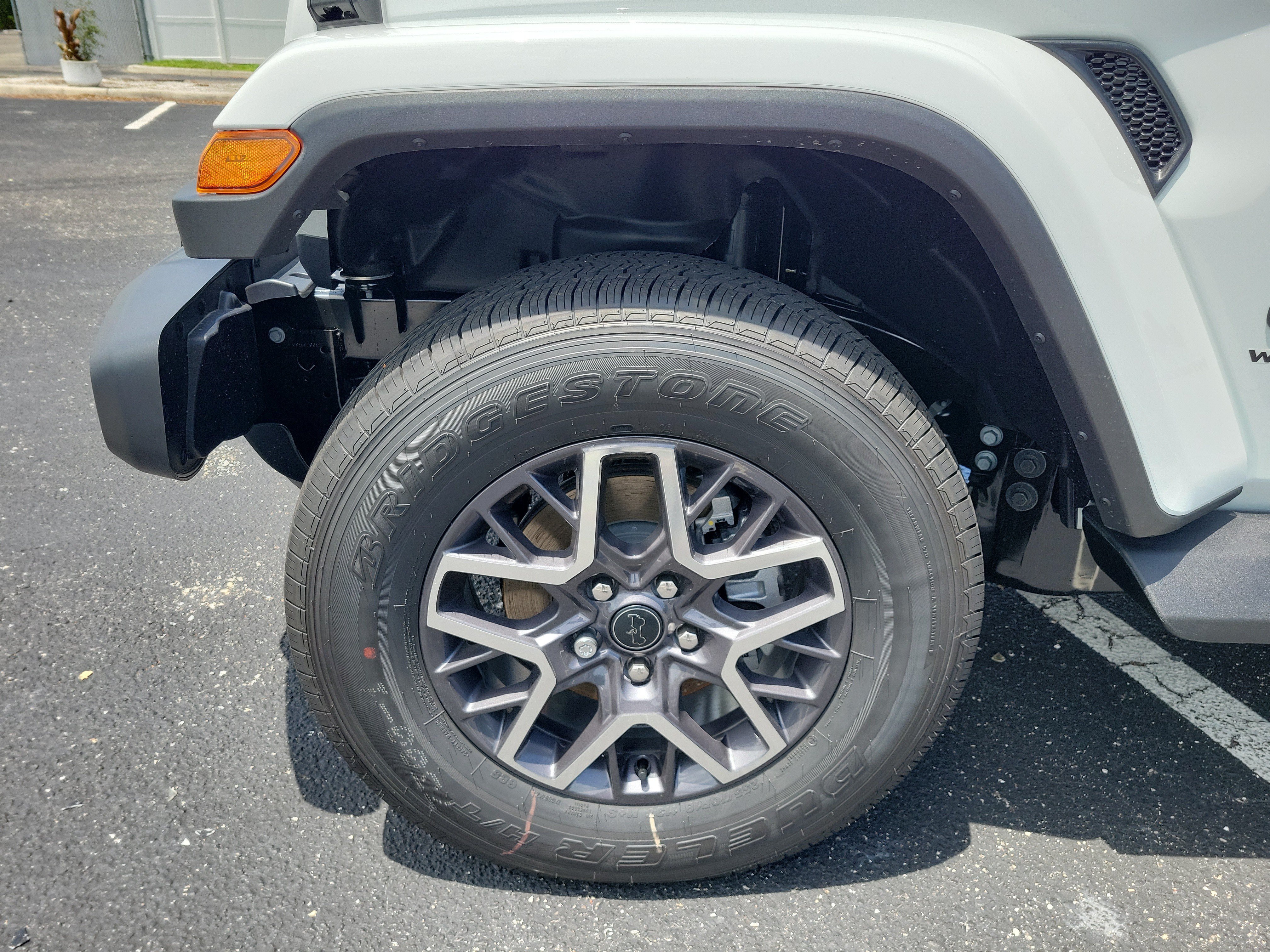 New 2026 Bright White Clear-Coat Exterior Paint Jeep Sahara image 28