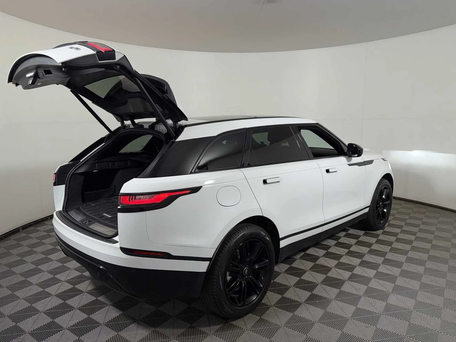 Used 2022  Land Rover S image 23