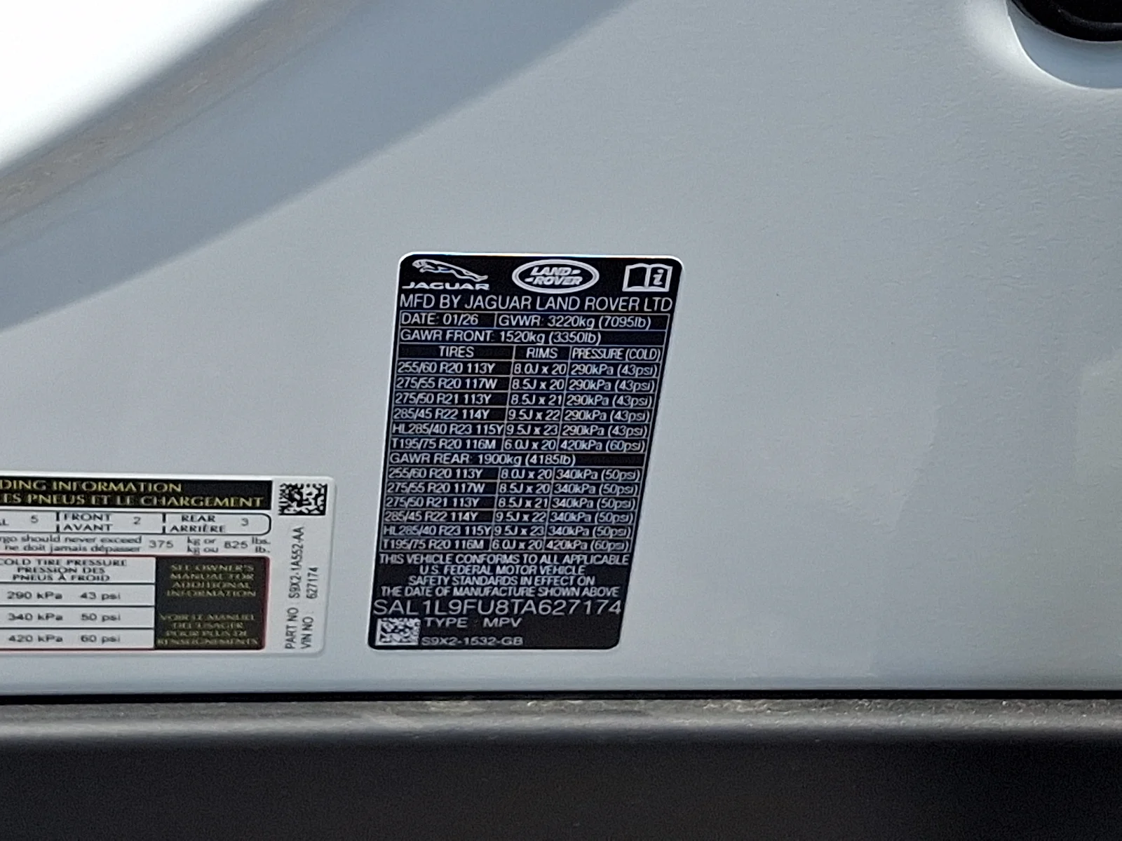 New 2026 Fuji White Land Rover P400 Dynamic SE image 21