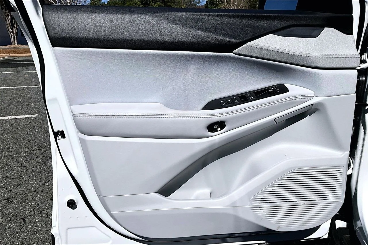 New 2026 Bright White Clear-Coat Exterior Paint Jeep Laredo image 24