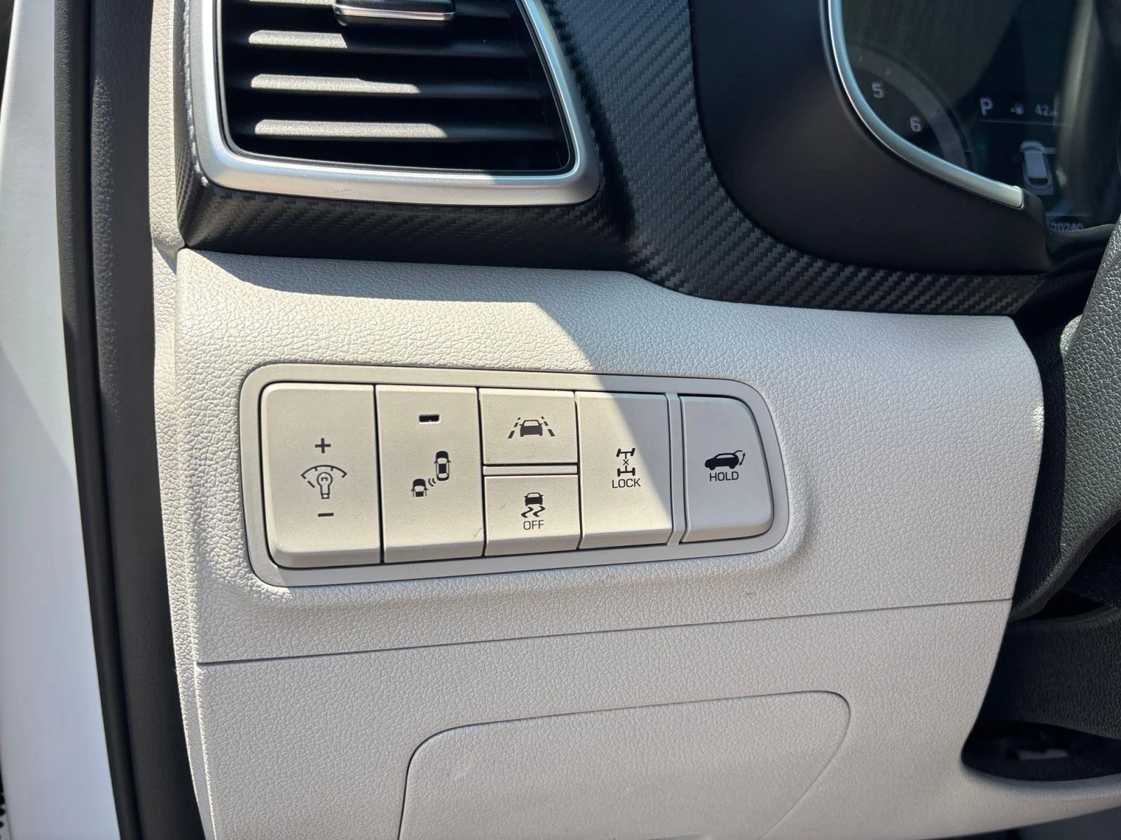 Used 2019 Dazzling White Hyundai Sport image 33