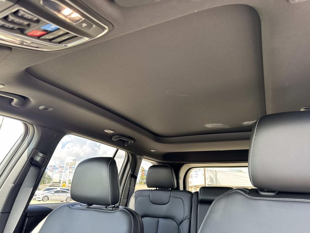New 2025 Baltic Gray Metallic Clear-Coat Exterior Paint Jeep Limited image 36