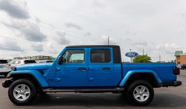 Used 2022 Blue Jeep Sport image 10