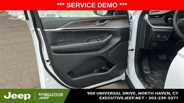 New 2026 Bright White Clear-Coat Exterior Paint Jeep Altitude image 8
