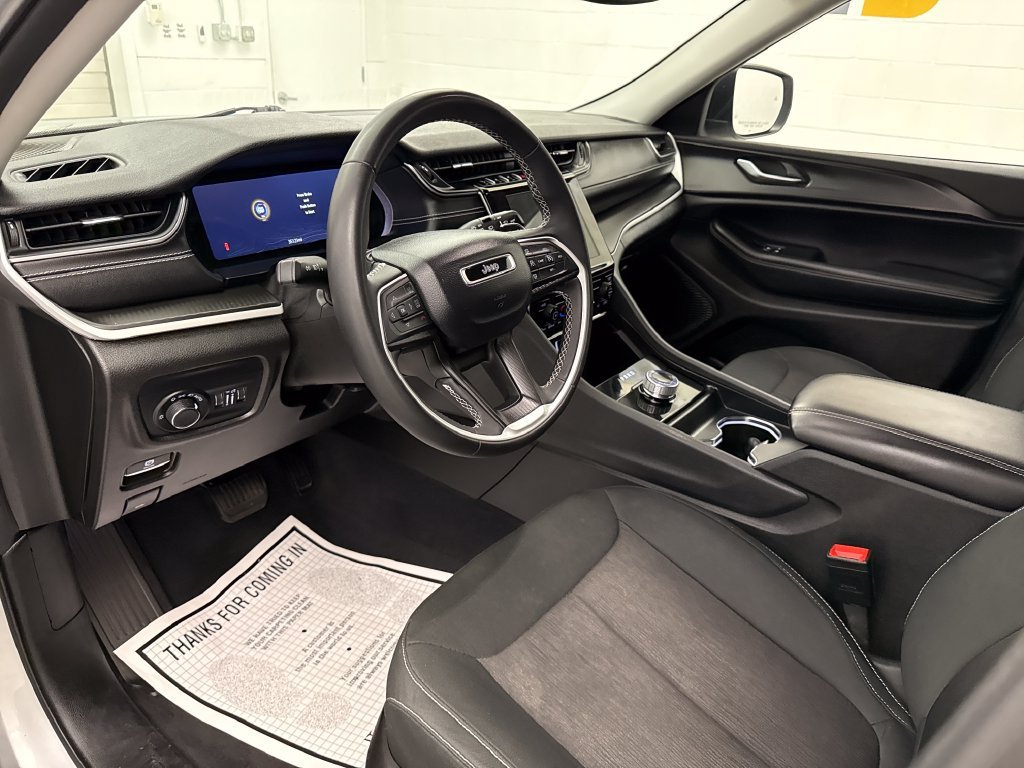 Used 2023 Silver Jeep Laredo image 9