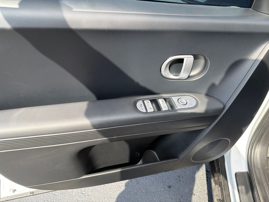 Used 2024 White Hyundai SEL image 9