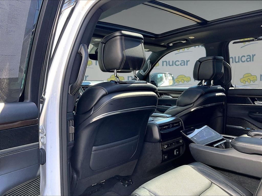 Used 2023 White Jeep Base image 23