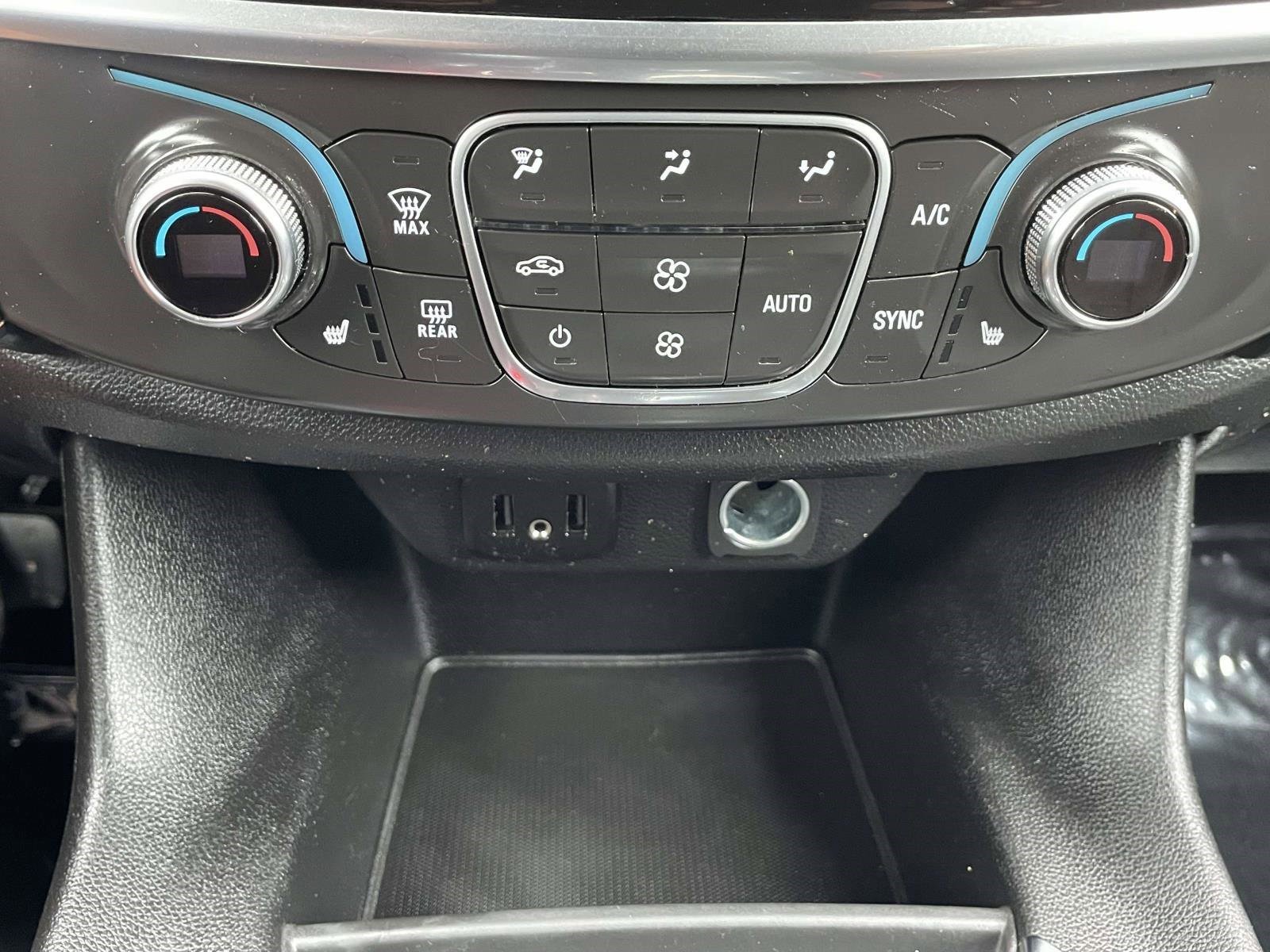 Used 2019 Summit White Chevrolet LT Cloth image 31