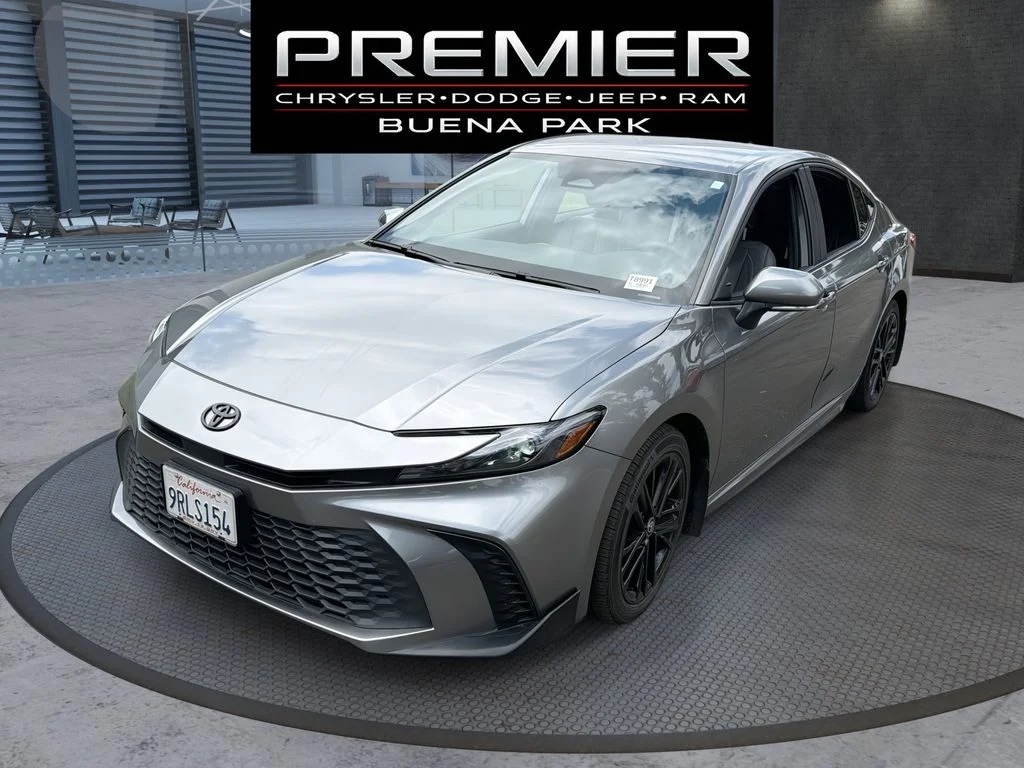 Used 2025  Toyota SE image 1