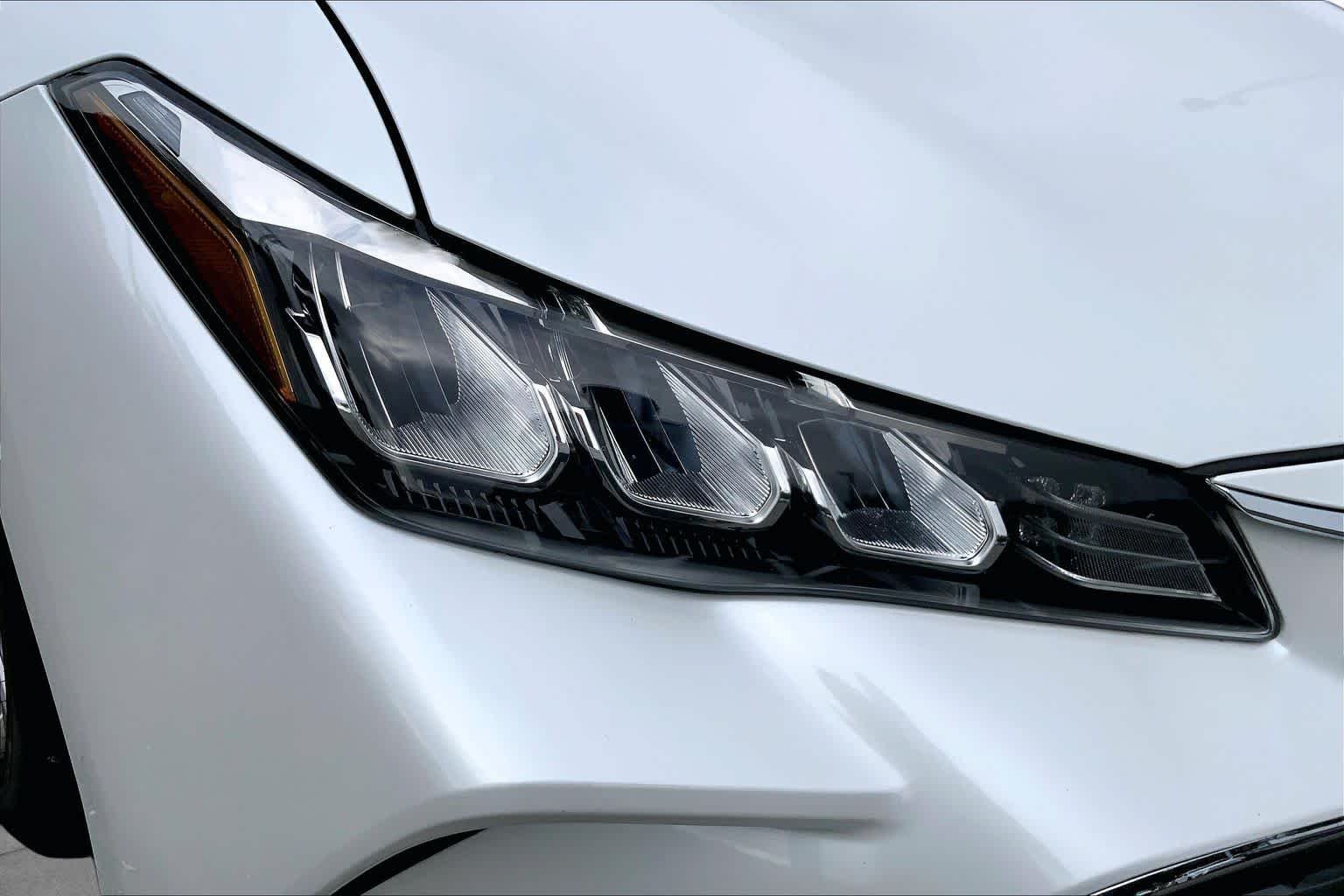 Used 2019 Wind Chill Pearl Toyota XLE image 28
