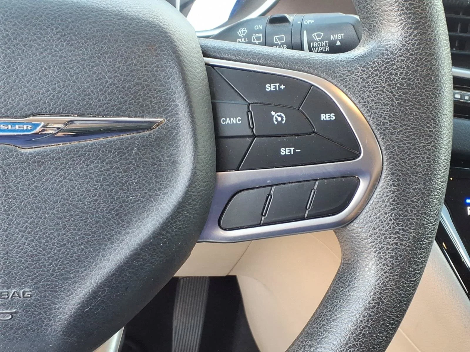 Used 2017 Brilliant Black Crystal Pearlcoat Chrysler Touring image 18