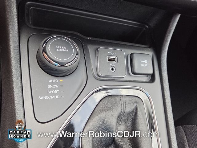 Used 2023 White Jeep Altitude image 24