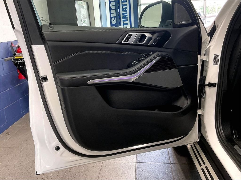 Used 2026 White BMW xDrive40i image 9