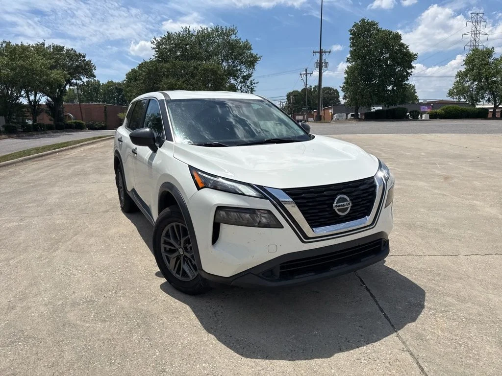 Used 2021 White Nissan S image 7
