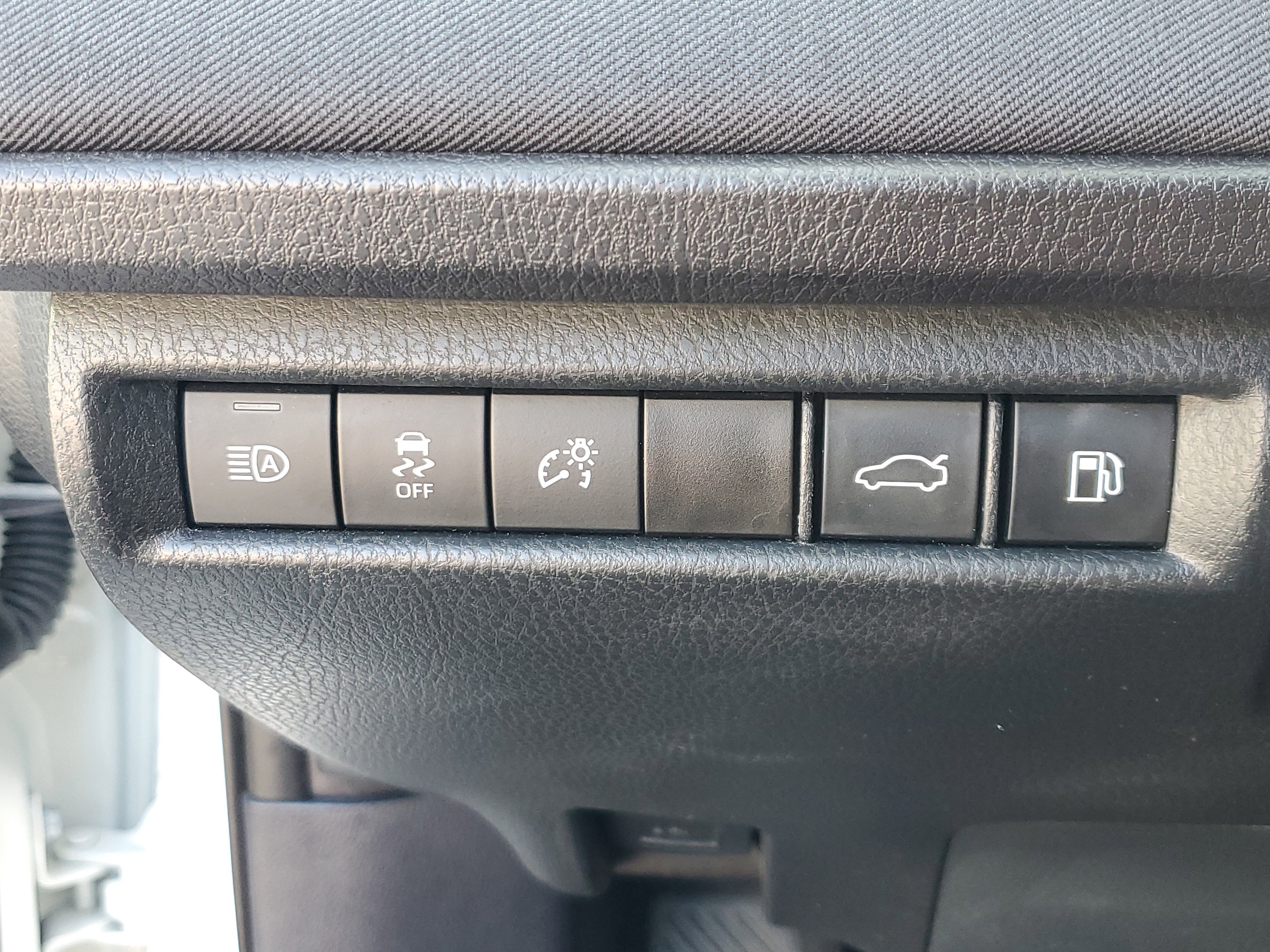 Used 2025 Ice Toyota LE image 28
