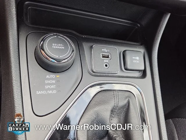 Used 2023 White Jeep Altitude image 24