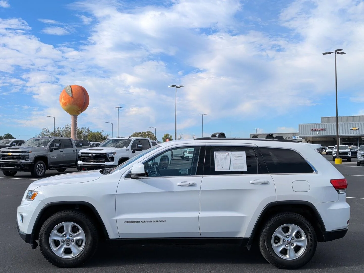 Used 2016 White Jeep Laredo image 2