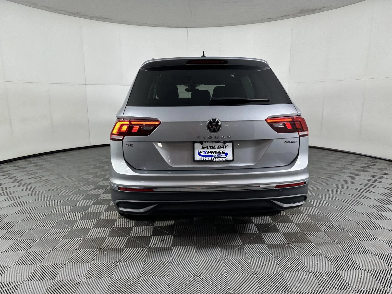 Used 2024 Pyrite Silver Metallic Volkswagen SE image 9