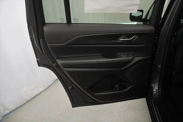 New 2026 Baltic Gray Metallic Clear-Coat Exterior Paint Jeep Laredo X image 31