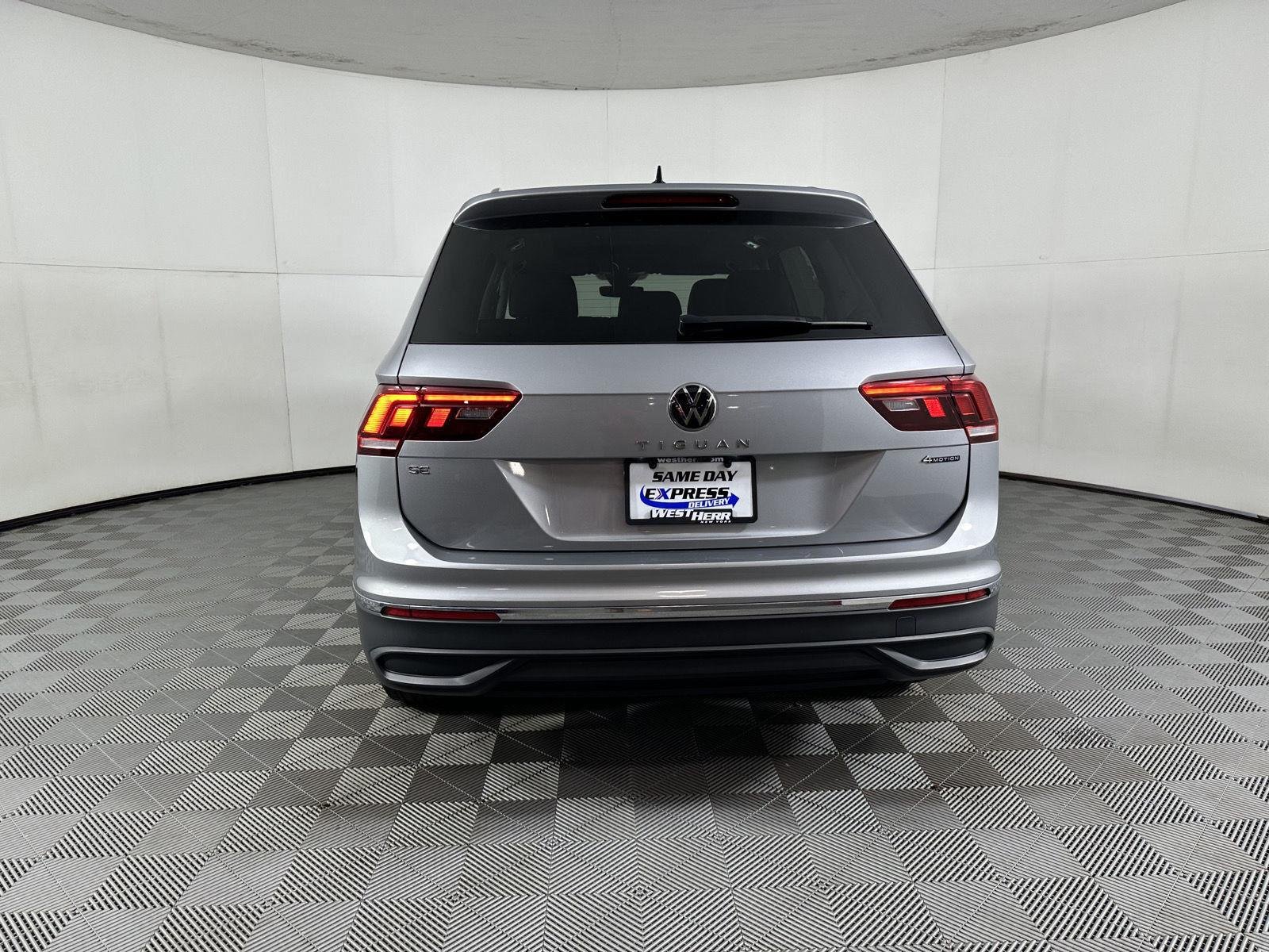 Used 2024 Pyrite Silver Metallic Volkswagen SE image 9